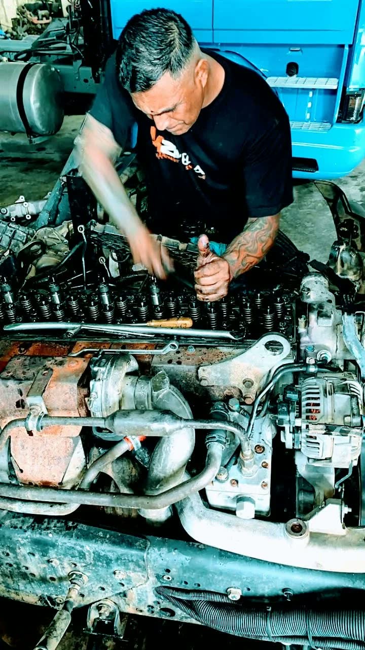 Serviço no cabeçote do motor